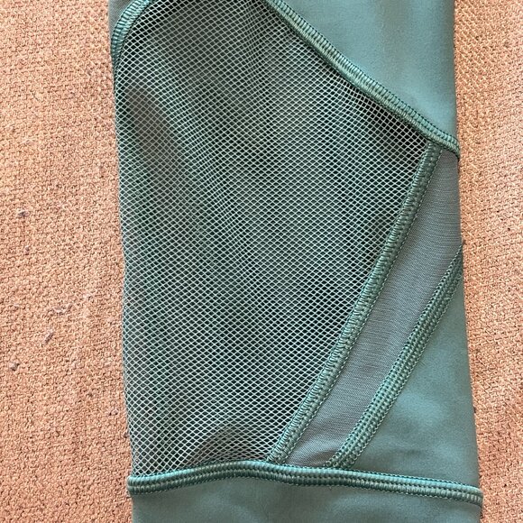 LULULEMON CROP TIGHT with mesh detail - Picture 4 of 6